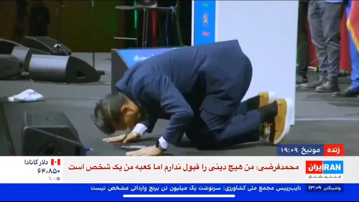 deevesefid's tweet image. یه سوال از سلطنتطلب ها٫
واقعا حال خودتون از این حجم از خایهمالی بهم نمیخوره؟
یعنی بچههای خودتون رو هم همینجوری نوکرصفت و چاپلوس بزرگ میکنید؟
