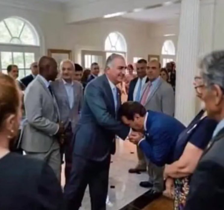 deevesefid's tweet image. یه سوال از سلطنتطلب ها٫
واقعا حال خودتون از این حجم از خایهمالی بهم نمیخوره؟
یعنی بچههای خودتون رو هم همینجوری نوکرصفت و چاپلوس بزرگ میکنید؟