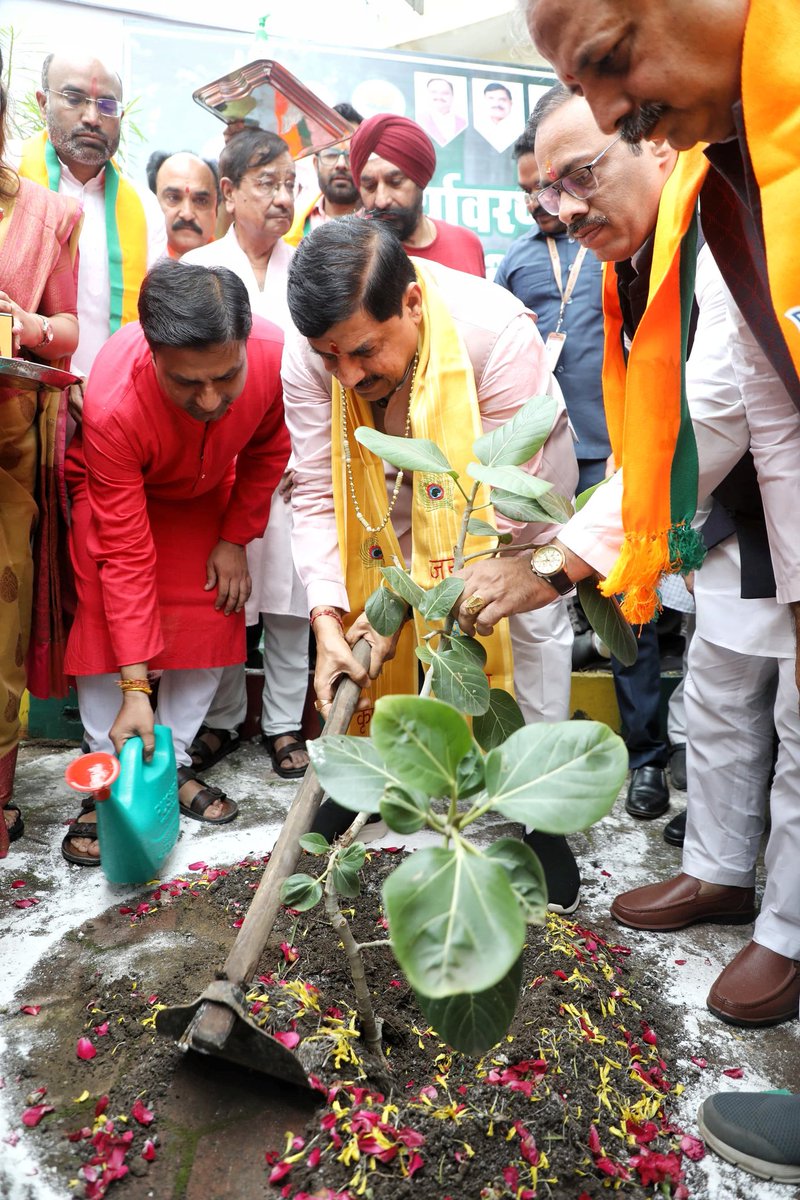 drmohanoffice51's tweet image. पेड़-पौधे धरती का श्रृंगार हैं। आने वाली पीढ़ी को स्वच्छ व सुरक्षित पर्यावरण देने के लिए वृक्षारोपण हमारा नैतिक कर्तव्य है।

आज मन की बात कार्यक्रम के श्रवण उपरांत भोपाल के शील पब्लिक स्कूल परिसर में बरगद का पौधा रोपा। 

आइए, हम सभी अधिक से अधिक पौधे लगाकर धरती को हरा-भरा बनाने…