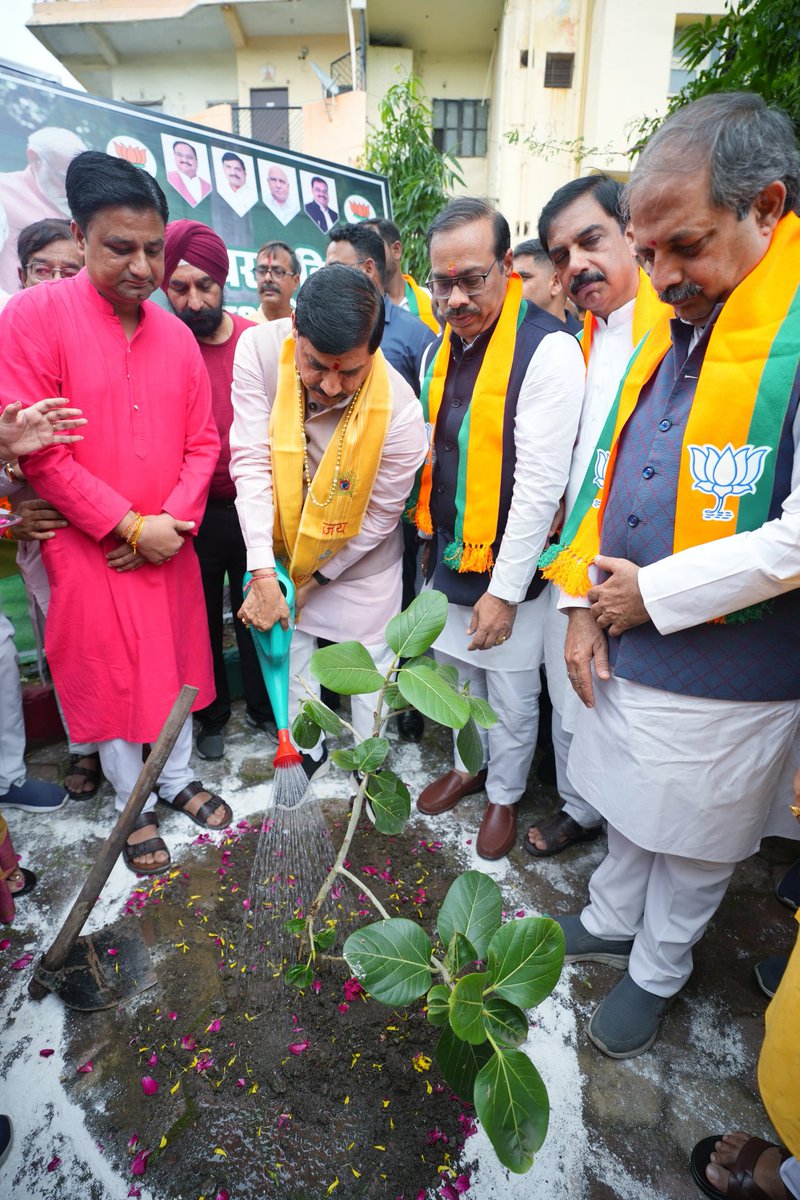 drmohanoffice51's tweet image. पेड़-पौधे धरती का श्रृंगार हैं। आने वाली पीढ़ी को स्वच्छ व सुरक्षित पर्यावरण देने के लिए वृक्षारोपण हमारा नैतिक कर्तव्य है।

आज मन की बात कार्यक्रम के श्रवण उपरांत भोपाल के शील पब्लिक स्कूल परिसर में बरगद का पौधा रोपा। 

आइए, हम सभी अधिक से अधिक पौधे लगाकर धरती को हरा-भरा बनाने…