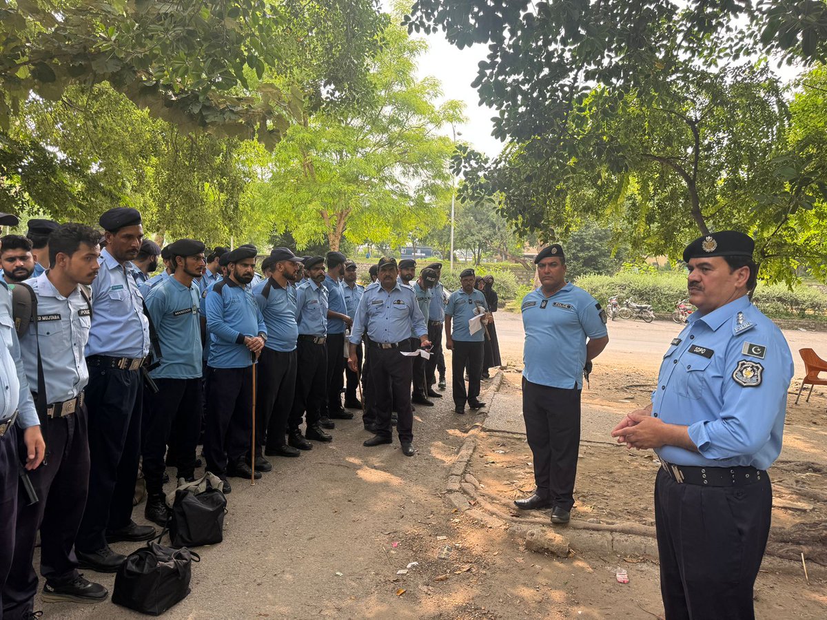 ICT_Police's tweet image. ایس ڈی پی او کوہسار ذوالفقار علی عباسی اور ایس ڈی پی او رمنا شمس اکبر نے مختلف ڈیوٹی پوائنٹس کا دورہ کیا، سکیورٹی پر مامور افسران کو ذمہ داریاں مؤثر انداز میں سرانجام دینے کی ہدایات جاری کیں۔
#WeRIslamabadPolice #Islamabad #OPS