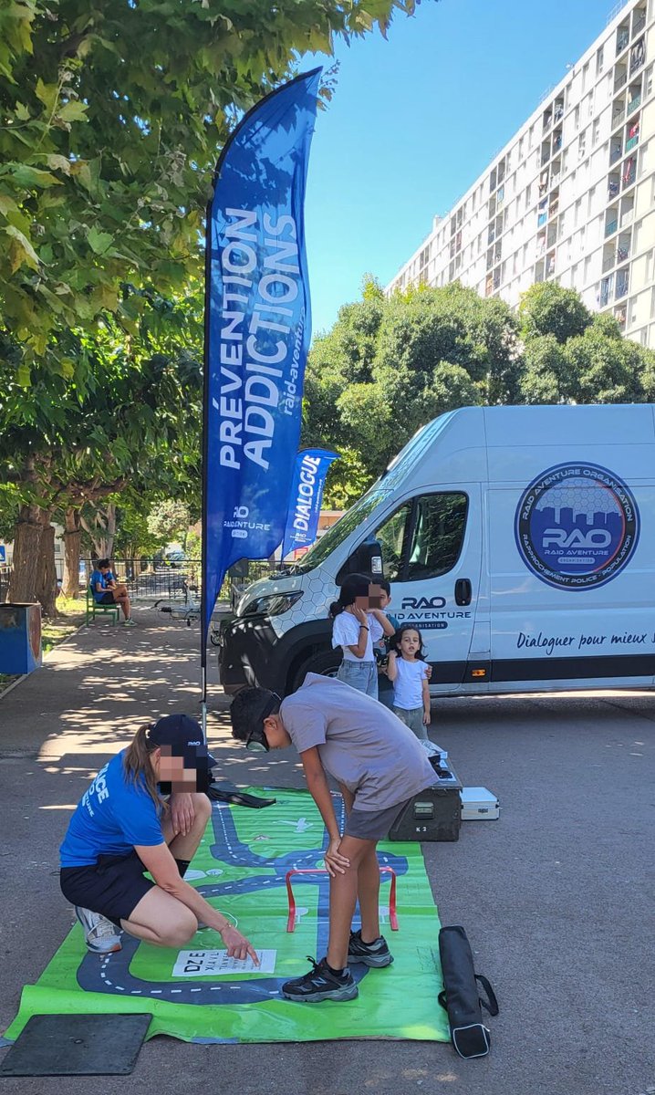 RaidAventureRAO's tweet photo. [#Prox] Hier, lancement de la tournée estivale du @RaidAventureRAO à @marseille. Et pour cette 1ère halte, nous étions au pied des immeubles, en plein cœur du quartier du #Castellas, dans le 15ème arrondissement.
À nos côtés, nos collègues du Centre de Loisirs Jeunes de la @PoliceNat13.
Plus de 150 #jeunes sont venus à la rencontre des #policiers.

Merci au bailleur @Unicil_Officiel de nous avoir permis d'organiser cette journée au cœur de leur patrimoine.

Lundi, le @RaidAventureRAO sera dans le quartier de la #Busserine ! 

Avec le soutien de @AMPMetropole @Prefet13 @SG_CIPDR @ANCTerritoires @ANCVacances @MutuelleMGP