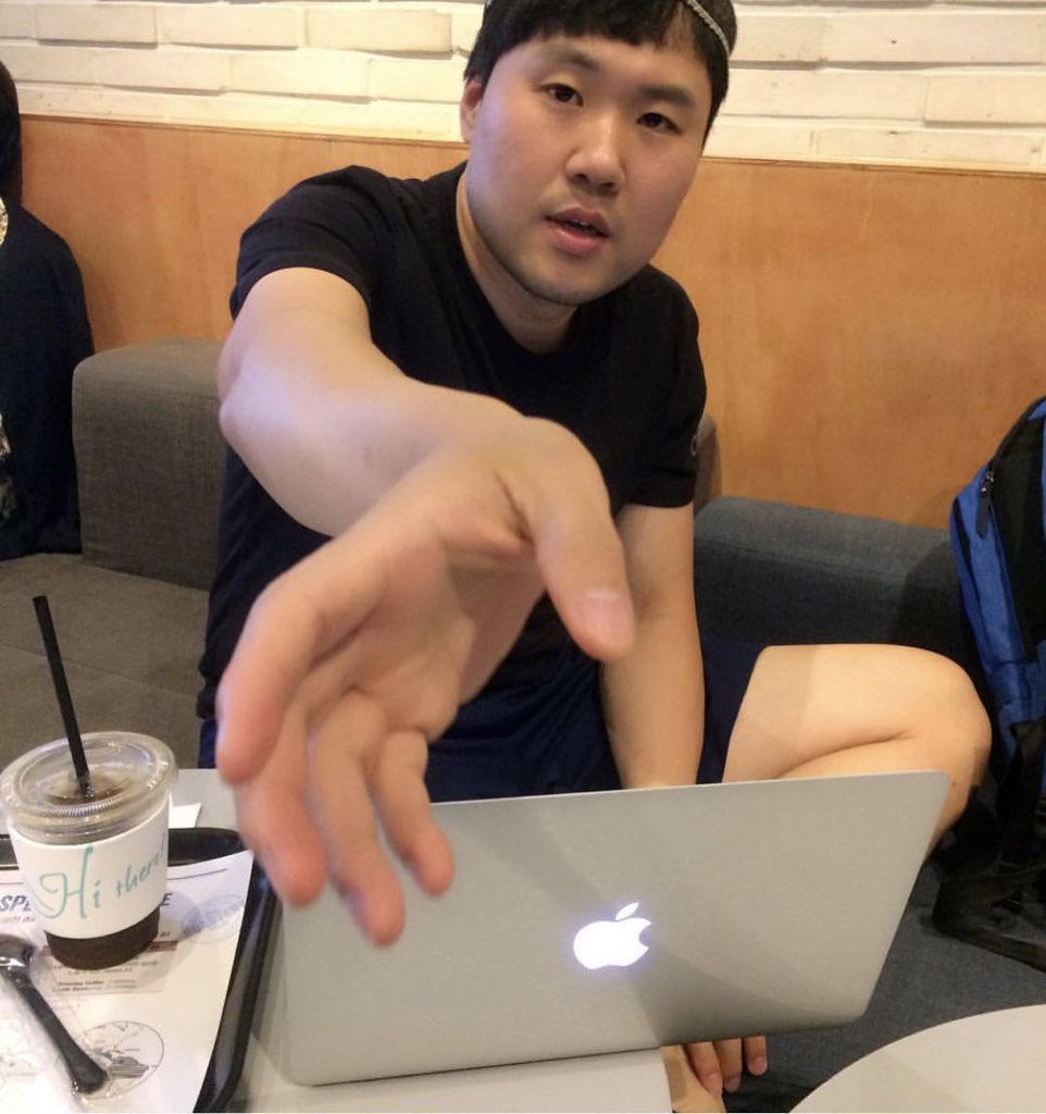 JHWORD0527's tweet image. 환얘 안할거면 폰 이리줘