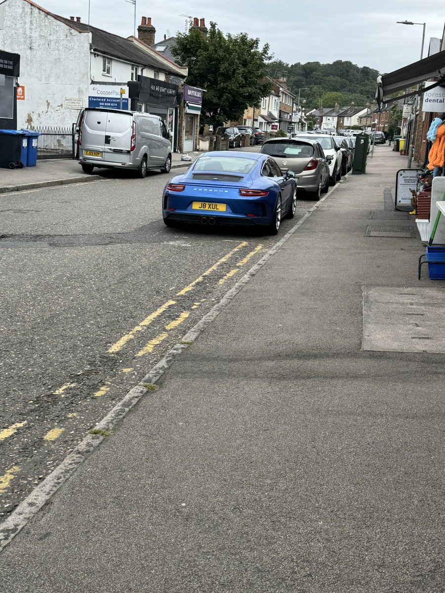 Always a pleasure to brighten up a street filled with boring vehicles. 😉🔵