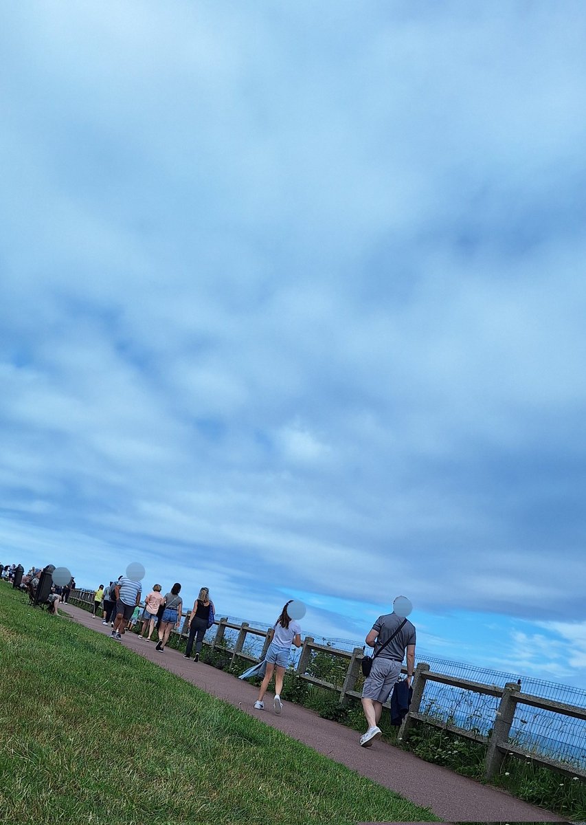laurent27100's tweet image. À Dieppe, à 9h, il y a un grand nombre de visiteurs (touristes). Il vaut mieux arriver tôt ou même coucher sur place, car il est déjà difficile de se garer à cette heure ci.