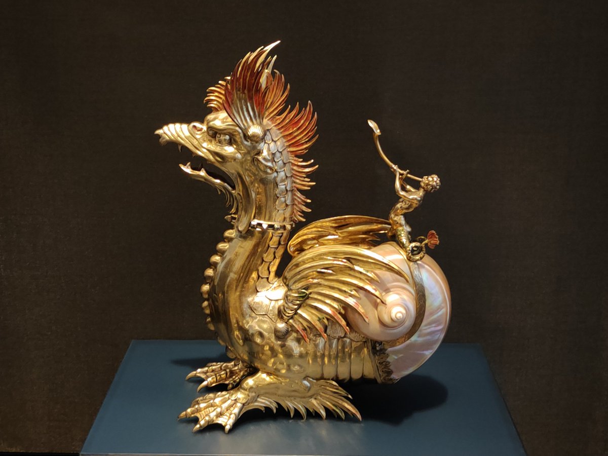Palaumede's tweet image. Taille du joueur de trompette, pour figurer l'énormité du basilic ?
Procédé vu ailleurs chez Elias Geyer : un petit Neptune sur une licorne ailée, un écuyer minuscule sur un cheval marin.
- Vers 1600, coquille d'escargot de mer, coupe à boire, Grünes Gewölbe, Dresde