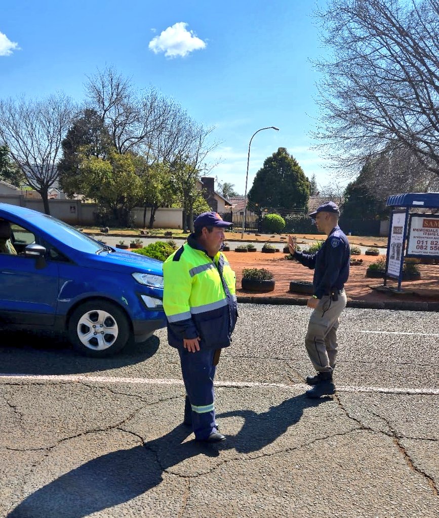 JoburgMPD's tweet image. 🚨 Safety Alert from #RegionB 🚨
Yesterday, 26/07/2025, #JMPD Community Outreach Unit & COJ EMS PIER held an awareness campaign at West Park Cemetery.
They engaged with motorists attending funerals about the dangers of unsafe driving on West Park Drive, where fatal crashes are a…