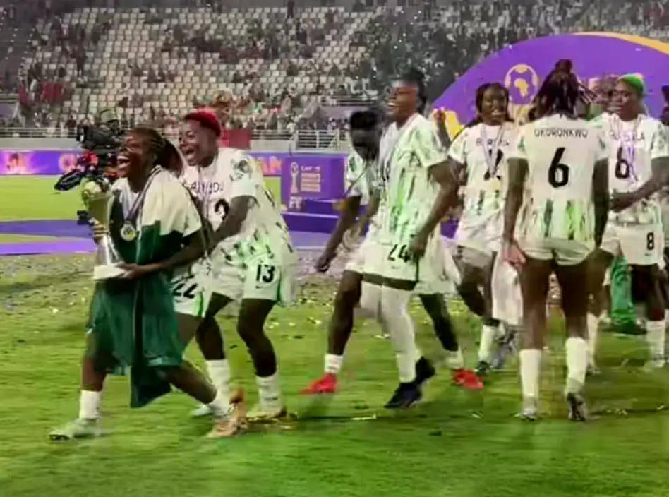 CompleteSportNG's tweet image. Everton celebrate Toni Payne as Super Falcons claim a dramatic WAFCON victory over Morocco. completesports.com/everton-salute…
