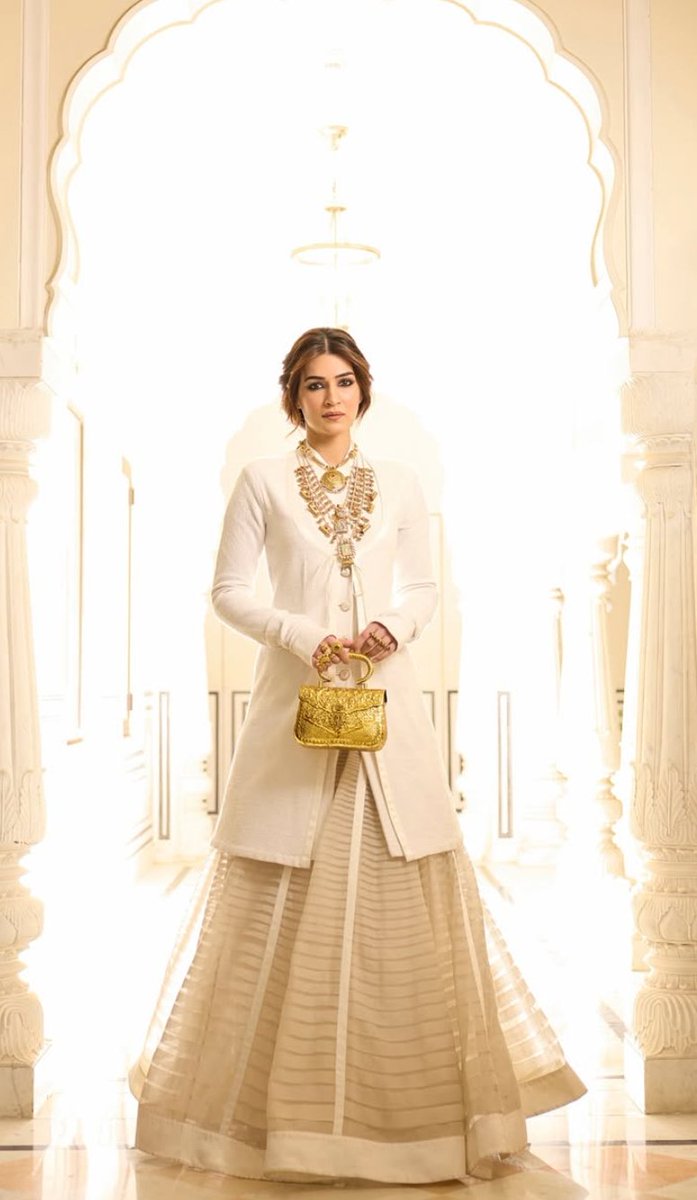 modeisdevil's tweet image. Happy 35 
Birthday dear @kritisanon
