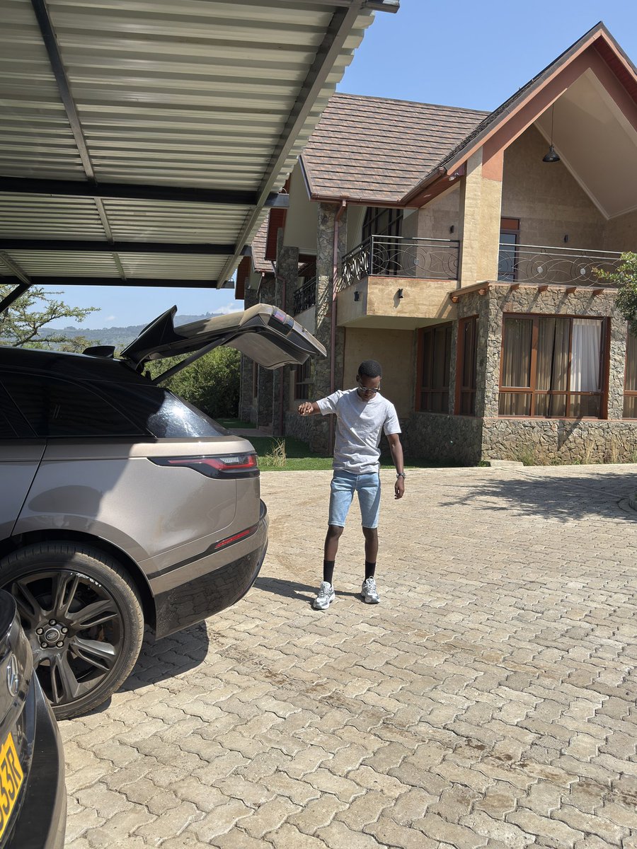 AhikyirizeDan's tweet image. Dream house + dream Car
