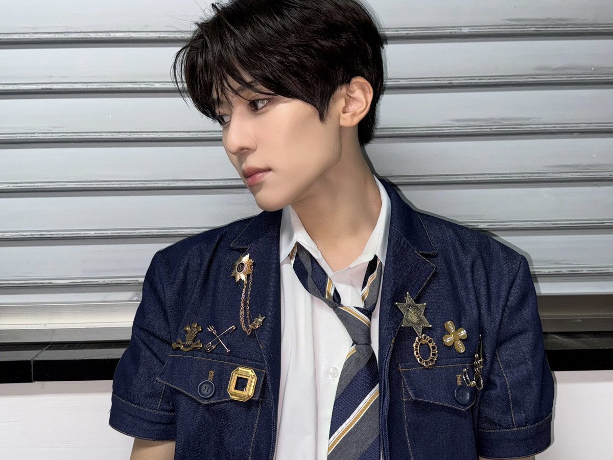 22_r_k's tweet image. 목에 키스마크 잘 잇나 옷 벗으면 안에는 더 많은데... 빤히.. 빤히.. 쳐다보심 영원히