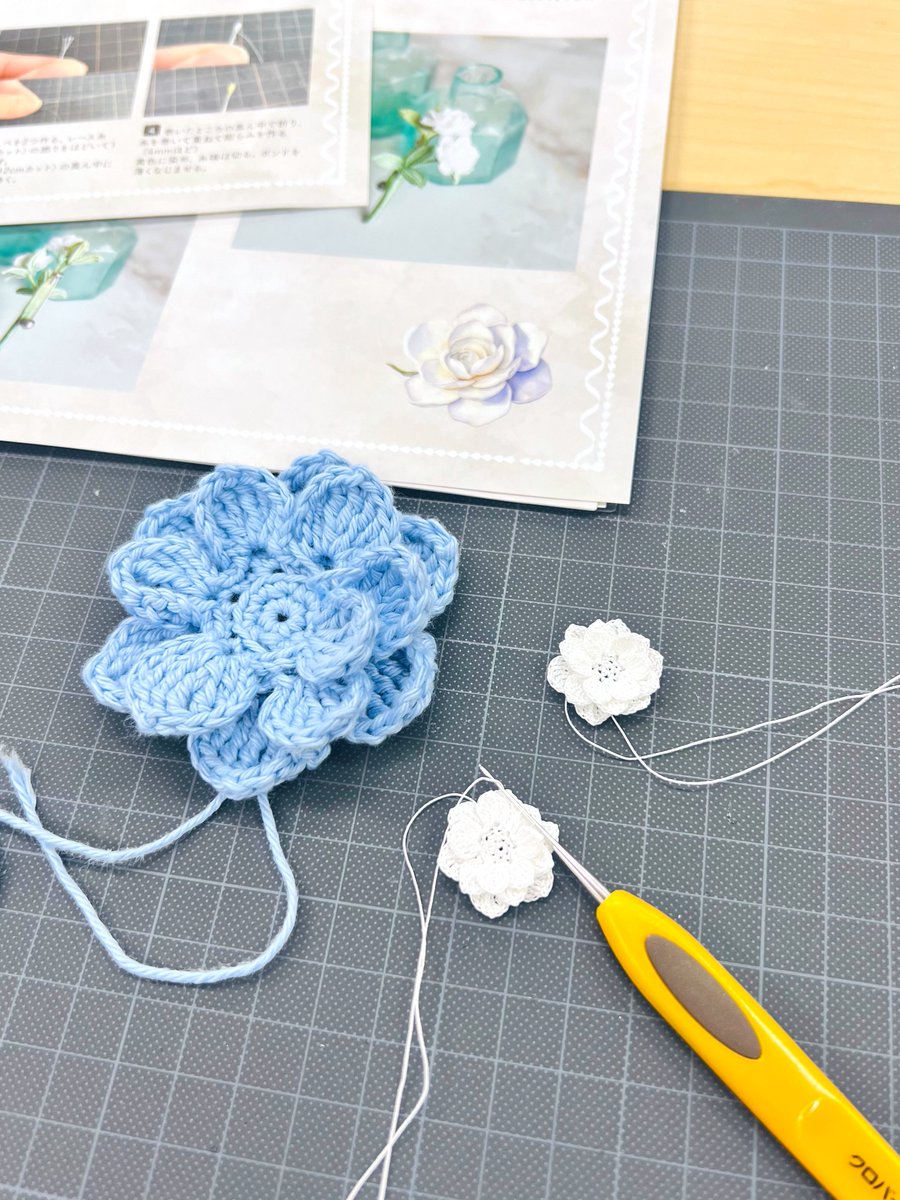 Lunar_h's tweet image. レッスンは2作品目のクチナシのブローチ
花びらがたくさん重なる様子が美しいお花です✨
編むのに時間がかかりますが、ゆっくり進めてみてください☺️

（東京校月曜クラスは7月はレッスンなし、次回は8月です）