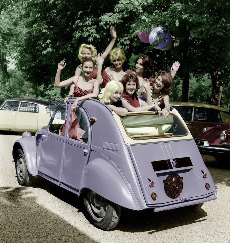 Ligne__Droite's tweet image. 🇨🇵 C'était un 27 juillet, en 1990 : Citroën arrête la production de la Deux-Chevaux. À 16 h, la dernière sort d'une usine de Mangualde au Portugal. 7 millions d'exemplaires de cette voiture légendaire auront été vendus depuis 1949.