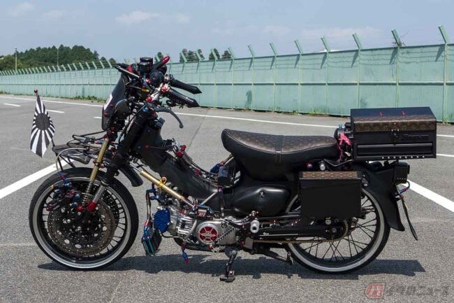 PutiMotor's tweet image. ホンダ リトルカブを、極限までナロー化したフルチューン❗️🛵
14→17インチホイールに換装し大径ダブルディスクに倒立フォークをセットアップ、ケーヒンFCRキャブ、ヨシムラマフラーと吸排器も抜かりなし。
8眼ライト、工具箱リアボックス😳
bike-news.jp/post/431188