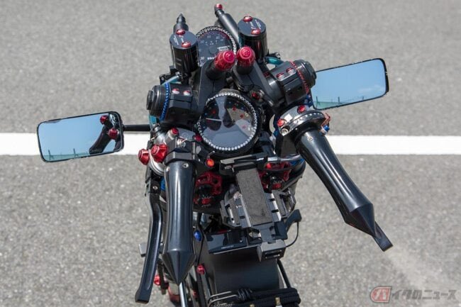 PutiMotor's tweet image. ホンダ リトルカブを、極限までナロー化したフルチューン❗️🛵
14→17インチホイールに換装し大径ダブルディスクに倒立フォークをセットアップ、ケーヒンFCRキャブ、ヨシムラマフラーと吸排器も抜かりなし。
8眼ライト、工具箱リアボックス😳
bike-news.jp/post/431188