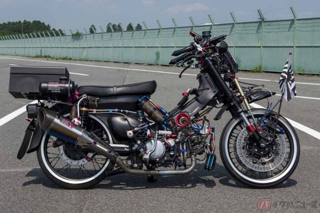 PutiMotor's tweet image. ホンダ リトルカブを、極限までナロー化したフルチューン❗️🛵
14→17インチホイールに換装し大径ダブルディスクに倒立フォークをセットアップ、ケーヒンFCRキャブ、ヨシムラマフラーと吸排器も抜かりなし。
8眼ライト、工具箱リアボックス😳
bike-news.jp/post/431188
