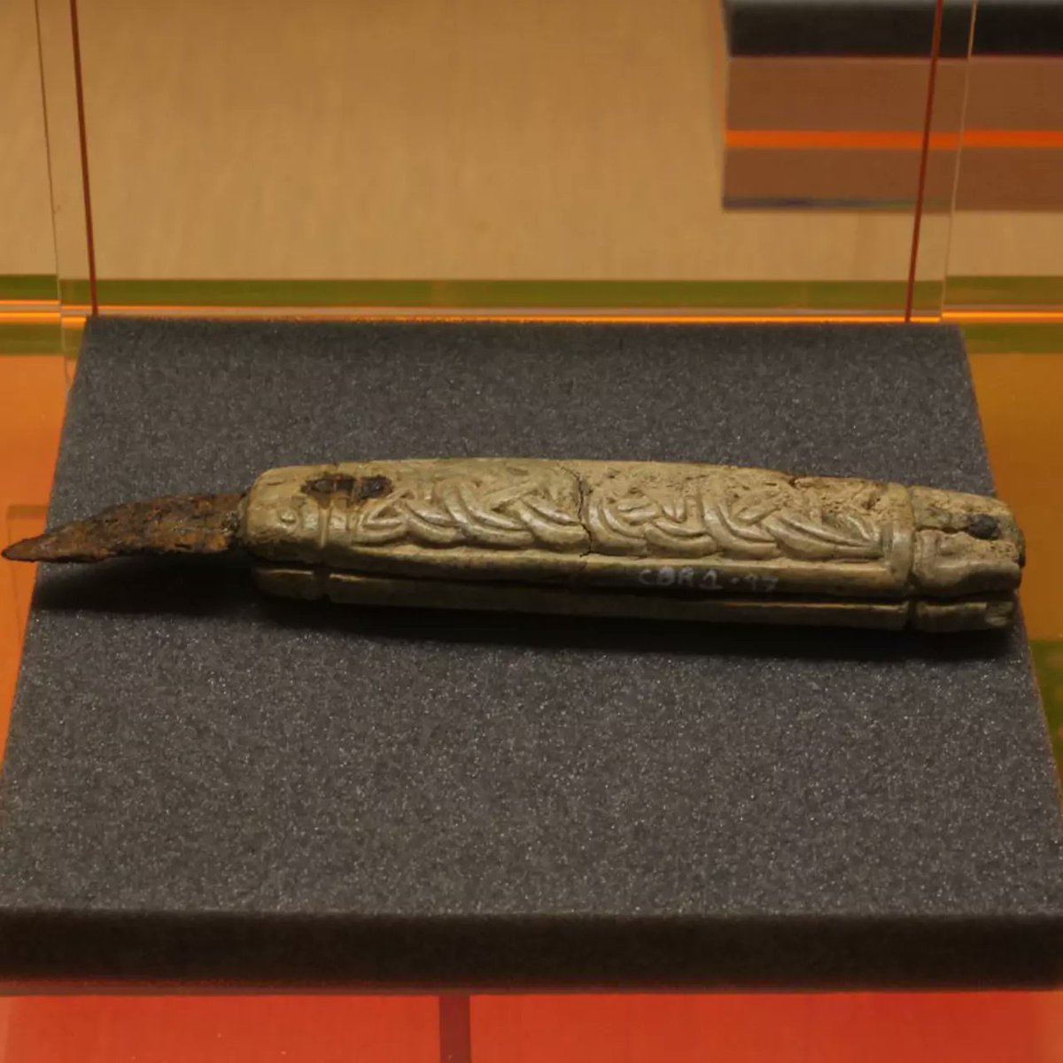 salon_vert's tweet image. 10th-century folding knife with a bone handle from Canterbury. This artifact—kept at the Royal Museum of Canterbury—is an interesting piece of history, combining Saxon utility with Viking artistry.