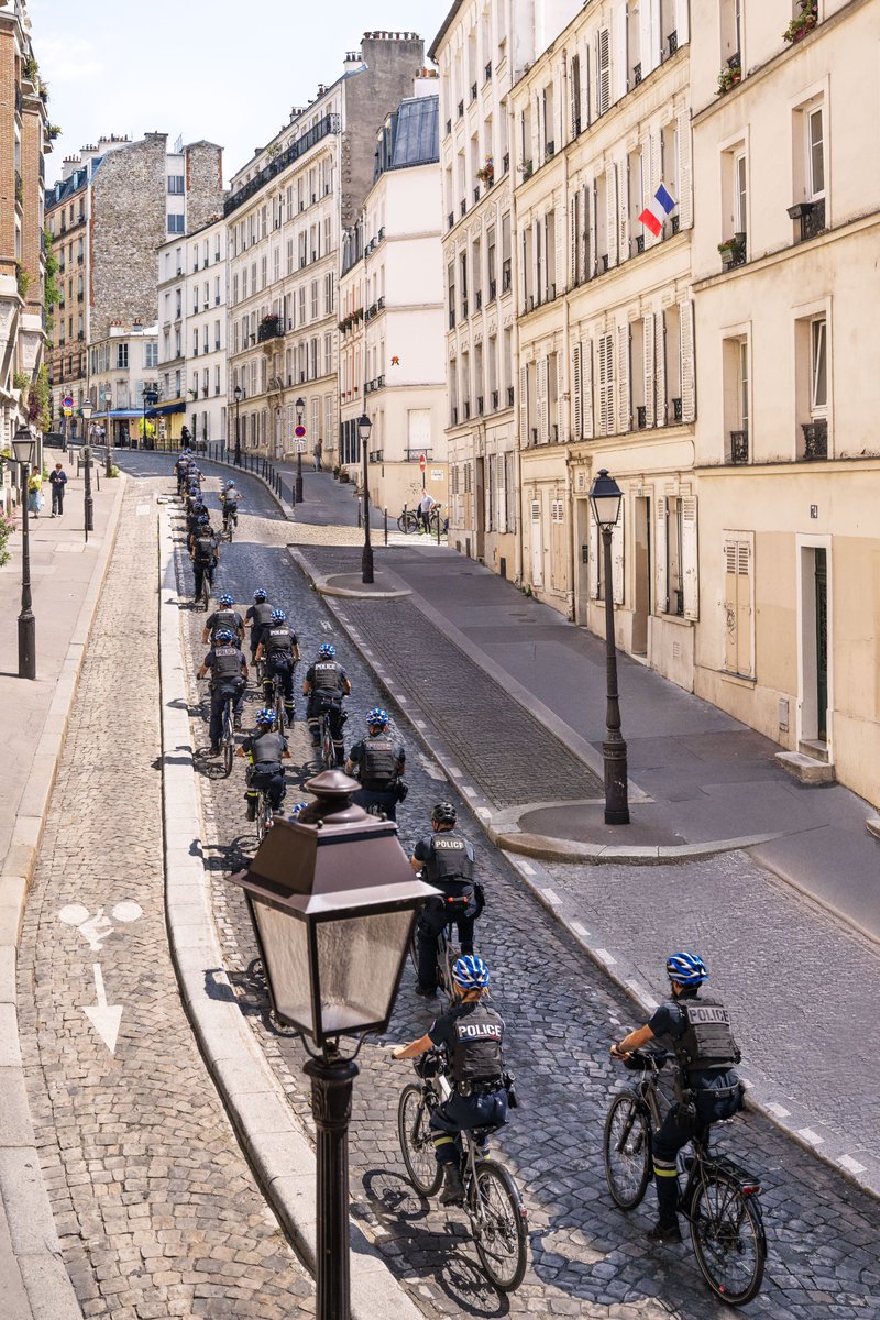 Interieur_Gouv's tweet photo. #1anDesJeux | 2/10 📸 

1 an après les Jeux de #Paris2024, la butte Montmartre accueille de nouveau aujourd'hui une épreuve de cyclisme avec l'étape finale du #TDFF2025 ! 🚴‍♂️

Pour rendre hommage à la mobilisation des agents de la @prefpolice, un peloton de policiers de la brigade cycliste ont accepté de s'illustrer à leur tour sur le décor mythique de la rue Lepic.

Le saviez-vous❓ L’épreuve de cyclisme est celle qui a rassemblé le plus de spectateurs pendant les #JeuxOlympiques : vous étiez 500 000 à vibrer le long des 273 kilomètres de parcours !

➡️ Un autre défi sécuritaire pour la préfecture de Police qui a mobilisé un grand nombre de policiers et gendarmes pour garantir la sécurité de tous.

Rendez-vous mardi pour le troisième épisode de cette série. ⏰