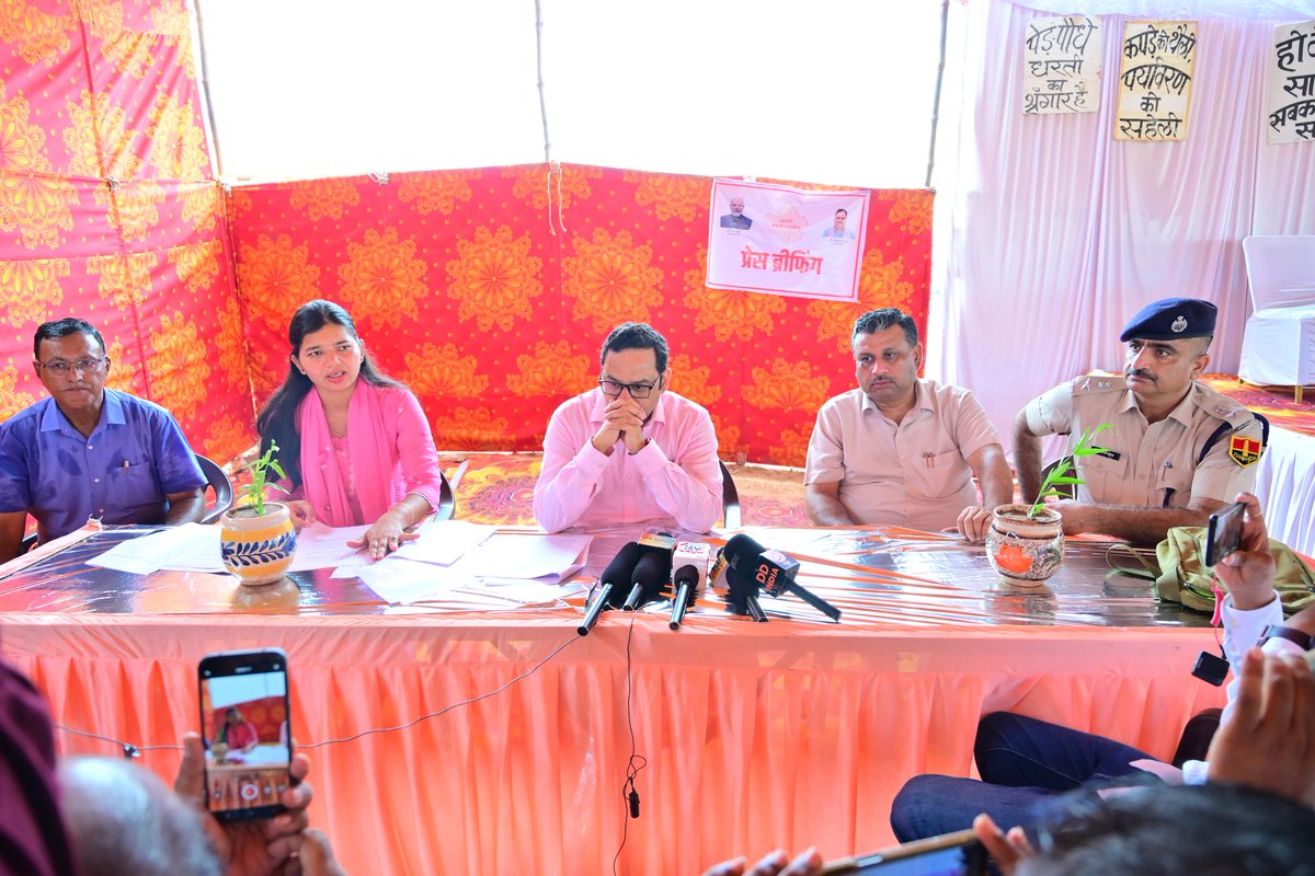 हरियाली तीज पर एका भाटिया में आयोजित जिला स्तरीय वन महोत्सव में प्रभारी सचिव रोहित गुप्ता व जिला कलक्टर श्वेता चौहान ने पौधारोपण करते हुए हरियालो राजस्थान का संदेश दिया। जिले में 2 लाख से अधिक पौधारोपण किया गया। मीडिया से वार्ता करते हुए राज्य सरकार की उपलब्धियों की जानकारी दी।