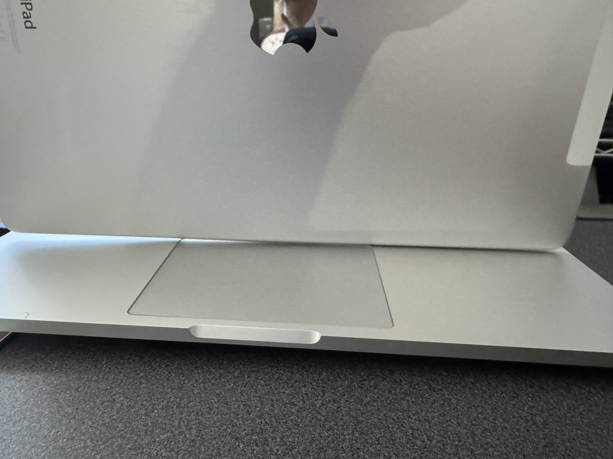Camel_kumamon's tweet photo. 遂にこの時が来たか😭
愛機　MacBook Pro 13” Mid2014
太鼓腹になってしまった。
確かにガタついていたし、蓋を閉めると密着せずに隙間が開いていた。
どうしよう😨
Mac Book買えるか？いっそChromebookに切り替えてみるか？　いや、iPhone,iPad 有るので無理か😭
#単身赴任 #Mac https://t.co/tvlr2jPoWI