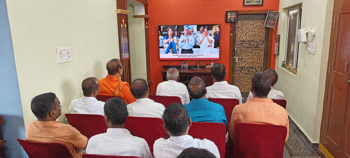 BJPShanthikumar's tweet image. I participated in the #mannkibat program held at Kurinishetty Colony, Palamuru.
Engaging with local karyakartas and residents, and appreciated the strong grassroots enthusiasm and emphasized the importance of taking PM Shri @narendramodi Ji's message to every household.