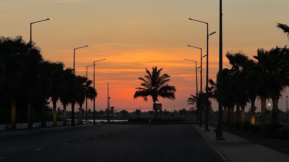 الشّمس لا تُجادل العتمة، لكنها عندما تغادر تترك وراءها أثرًا لا يُنسى.