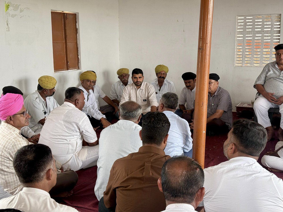 RavindraBhati__'s tweet image. 📍शिवकर, बाड़मेर
श्री भीखसिंह जी महेचा की धर्मपत्नी श्रीमती सागर कंवर का हाल ही स्वर्गवास होने पर आज उनके निवास स्थान पहुँचकर पुण्यात्मा को श्रद्धांजलि अर्पित की एवं शोक संतप्त परिजनों से मुलाक़ात कर संवेदनाएँ प्रकट की।
ईश्वर पुण्यात्मा को अपने श्री चरणों में स्थान प्रदान…