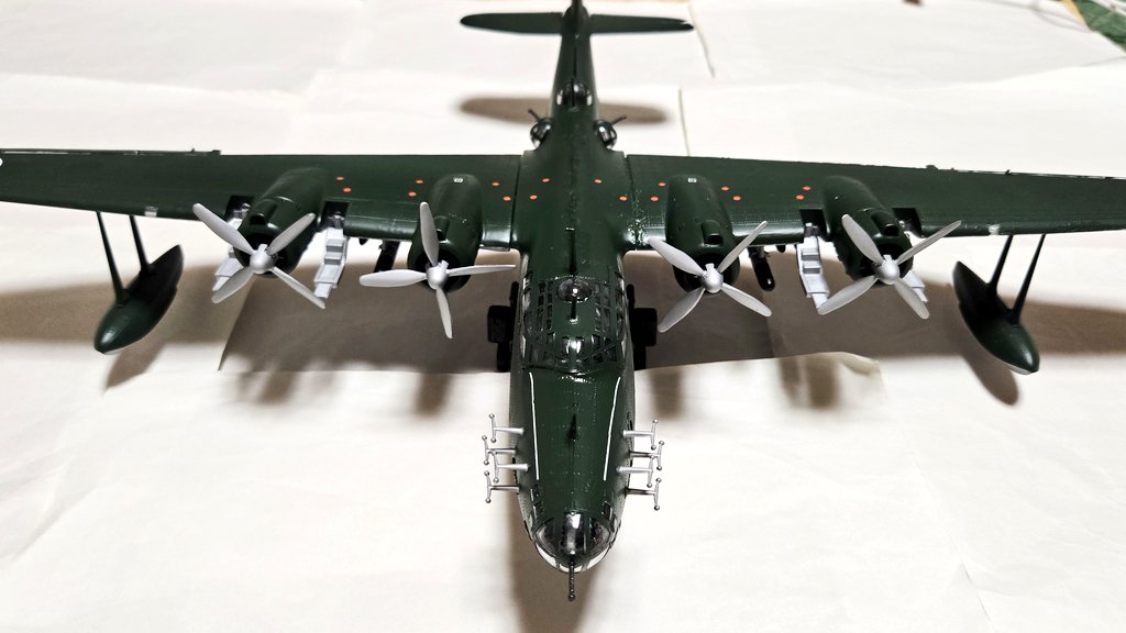 zerofivetank's tweet image. #夏なので日本機つくろーぜ
#完成
ハセガワ 1/72 二式大型飛行艇12型(旧版)、完成しました!😆✨
「大艇再び帰らず」に登場した近藤家のマーキングです。
前回作った連山よりもかなり手強いキットでした😰💦
そのため可動部分の確保と完成させることを重視して制作。
しかし本当にデカイね…😂