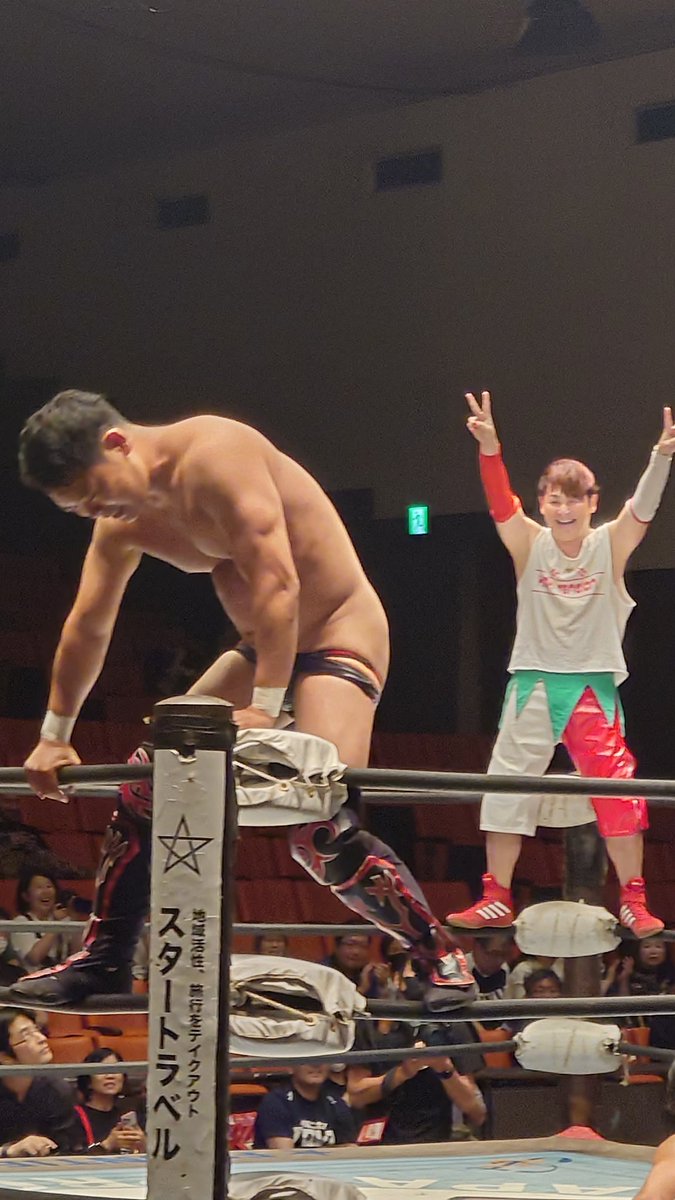 kajitomato's tweet image. #bjw 後楽園大会終わり

オープニングマッチ、ハイテンションパーティーボーイズ勝利！！
関札くんとのタッグはやっぱり安定。

吉野さんは今日もお尻を…

関茂くんとは8月2日六角橋商店街でタッグ。
組むけど今度はシングルマッチでも対戦したい！

ハイテンションーーーー\🍅/