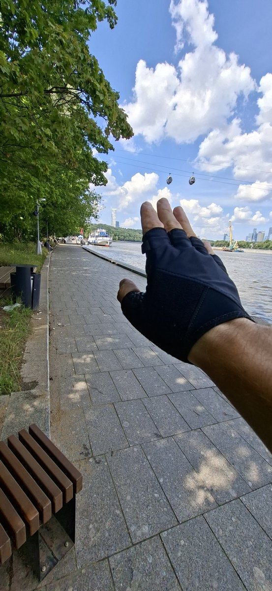 Встретил сегодня на суше(!) пана <a href="/antique_gosling/">The French Dispatch 🛳️</a> 
Провожаю его судно в плавание.