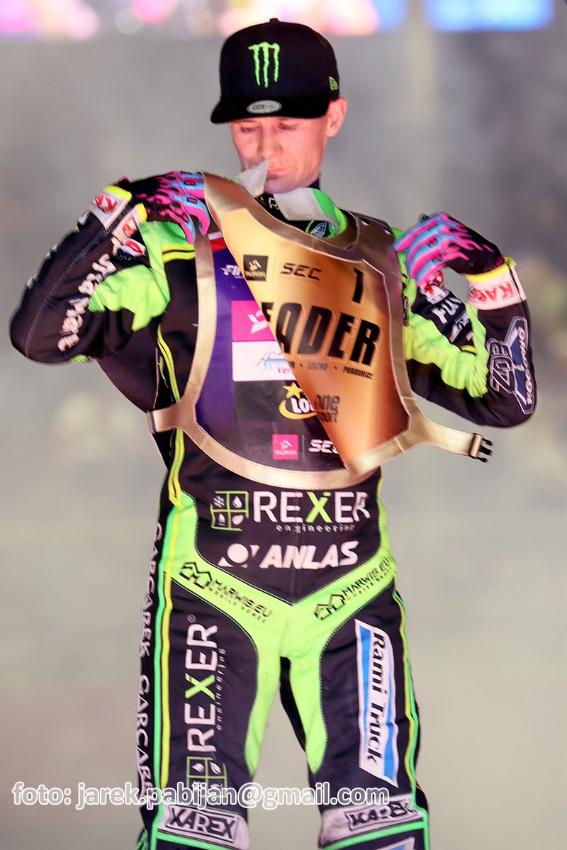 Czasem pojawiają się trudne pytania😉Ważne, by szybko znaleźć konkretną odpowiedź☝️

#JazdaPolska |#TauronSEC |#SpeedwayEuro

Sobotnia, druga runda TAURON SEC 2025 w obiektywie 📸Jarka Pabijana