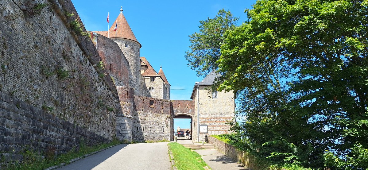 laurent27100's tweet image. Visite du musée et du parc du château, passage sur le pont Levis.
Ancien château fort, construit à partir de 1188, détruit en 1195 et reconstruit pour l'essentiel au XVᵉ siècle, qui se dresse sur le territoire de la commune française de Dieppe.