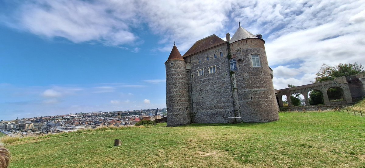 laurent27100's tweet image. Visite du musée et du parc du château, passage sur le pont Levis.
Ancien château fort, construit à partir de 1188, détruit en 1195 et reconstruit pour l'essentiel au XVᵉ siècle, qui se dresse sur le territoire de la commune française de Dieppe.