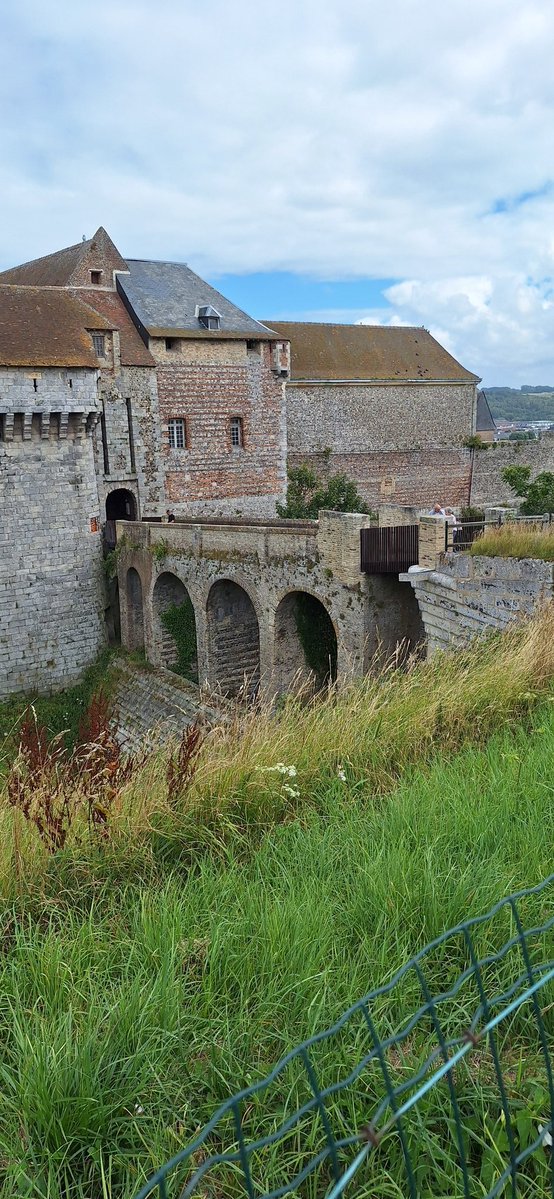 laurent27100's tweet image. Visite du musée et du parc du château, passage sur le pont Levis.
Ancien château fort, construit à partir de 1188, détruit en 1195 et reconstruit pour l'essentiel au XVᵉ siècle, qui se dresse sur le territoire de la commune française de Dieppe.