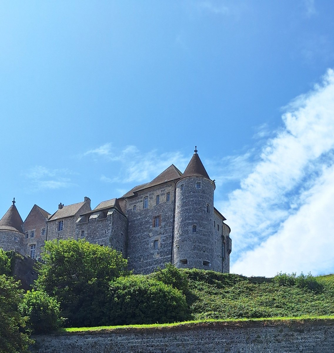 laurent27100's tweet image. Visite du musée et du parc du château, passage sur le pont Levis.
Ancien château fort, construit à partir de 1188, détruit en 1195 et reconstruit pour l'essentiel au XVᵉ siècle, qui se dresse sur le territoire de la commune française de Dieppe.