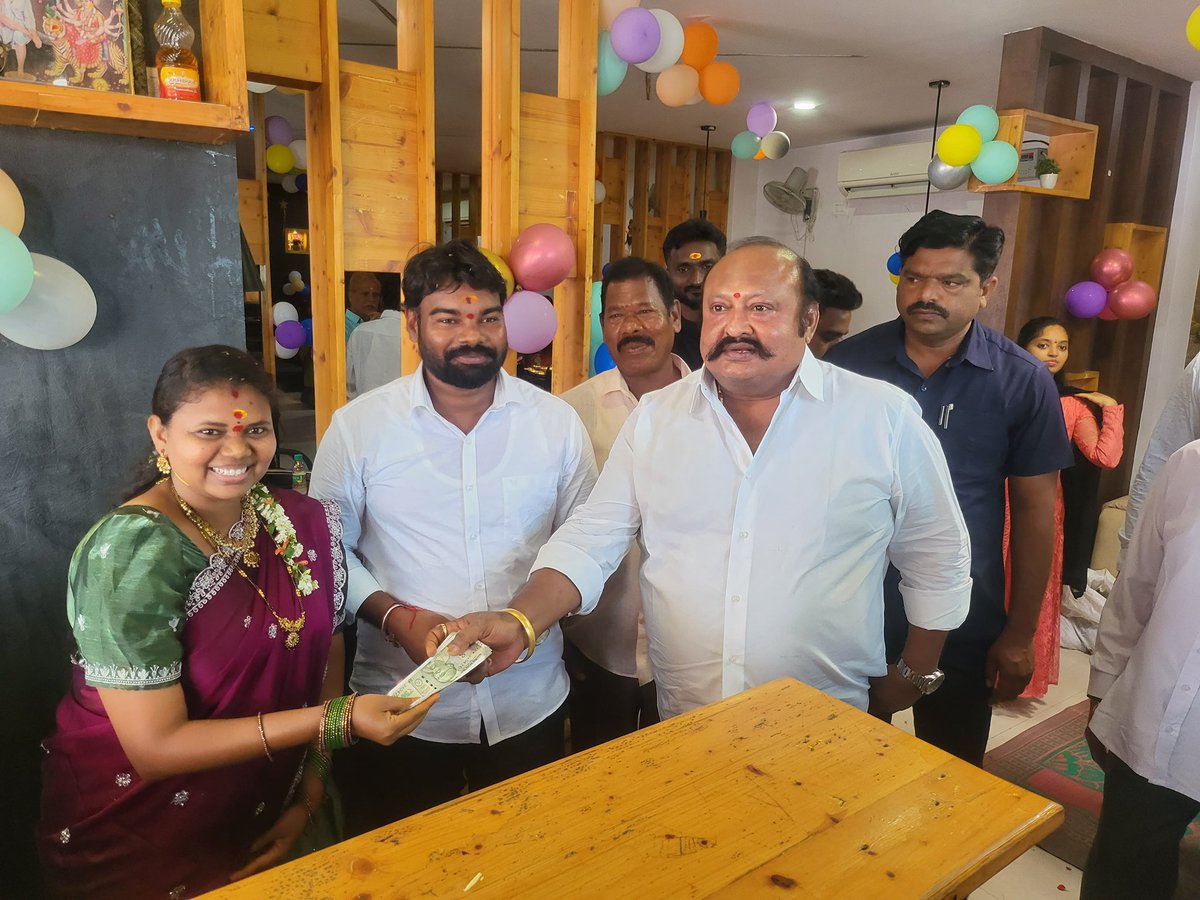 GangulaBRS's tweet image. కరీంనగర్ నగరంలోని 18వ డివిజన్ లో నూతనంగా ఏర్పాటు చేసిన వారాహి ఫుడ్ కోర్టును ప్రారంభించడం జరిగింది !!