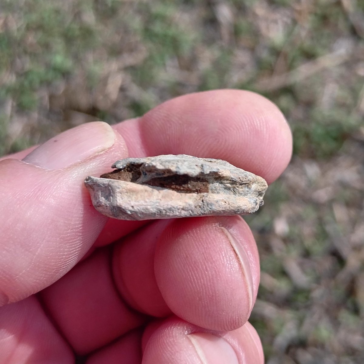 SDetectorist's tweet image. When your favorite pot became holed, you couldn't just nip to the shop to buy a new one.
The answer, pour in a lead plug, a "Pot Mend"
Fragments of pot still remain in the groove, could date from roman through to medieval.