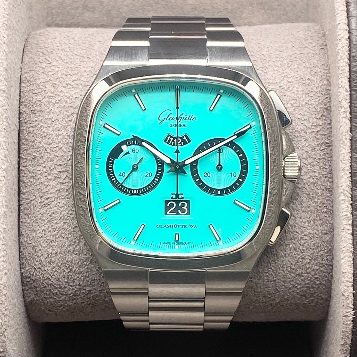 PV_COMMERCE's tweet image. 【7月30日まで限定特価中】
この文字盤とムーブメントを見て!
グラスヒュッテ セブンティーズ・クロノグラフ・パノラマデイト
1-37-02-16-02-70
premiervalue.shop/shopdetail/000…
#プレミアバリュー
#グラスヒュッテ #高級時計