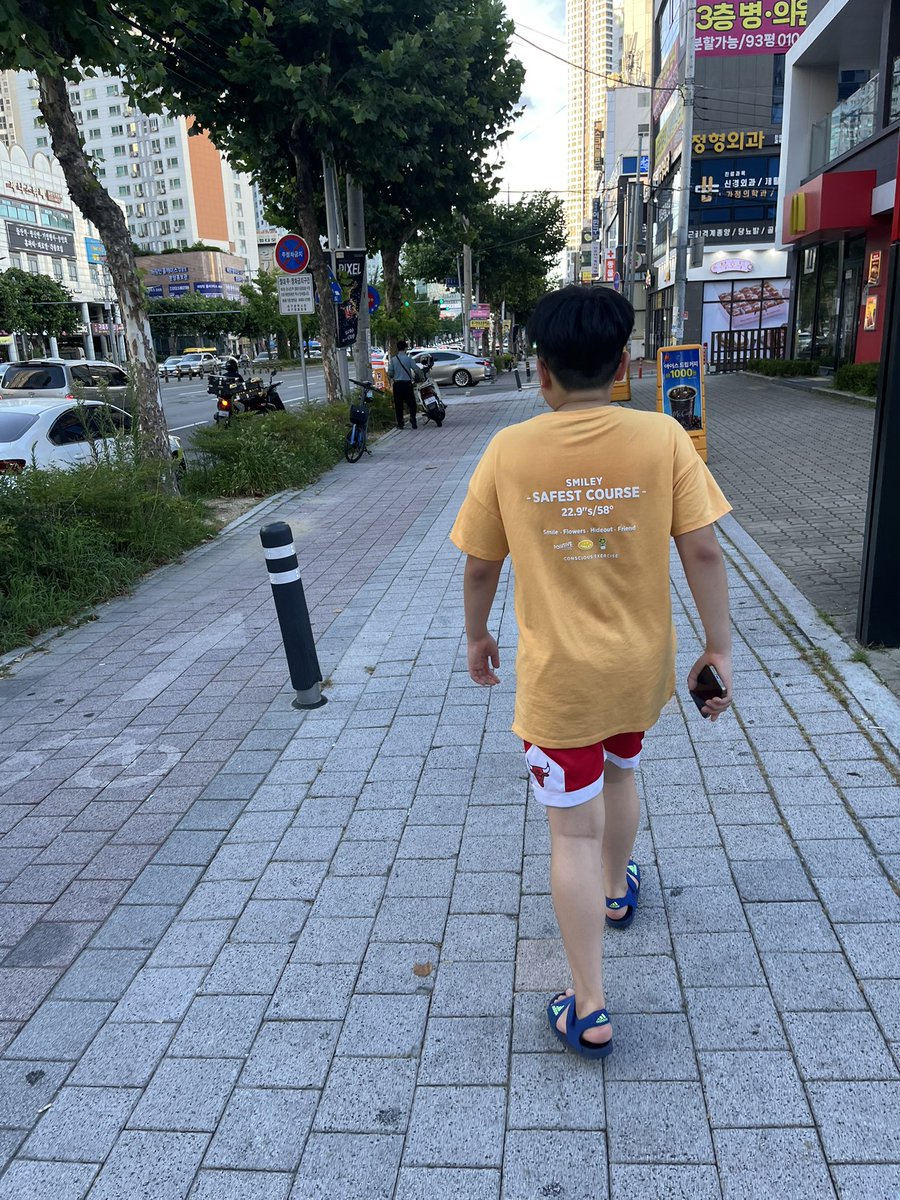 lemonaid1206's tweet image. 어린이 체격이랑 걷는 자세가 왜 터미네이터 T-800같냐