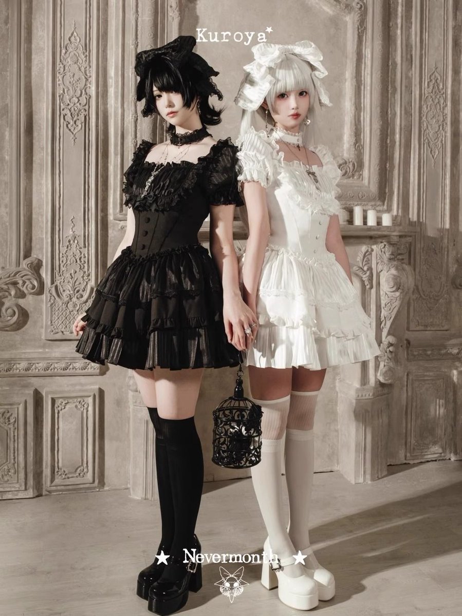 ManusxMachina's tweet image. 沈黙の秩序のコルセットワンピース 
manus-machina.com/collections/ne… 
ロココ調のエレガンスとゴシックロリィタの要素を掛け合わせたワンピース。全体はスクエアネック×ローウエストのショート丈ワンピースデザインで、3段重ねのスカート構造と、ふんだんに施されたフリルが繊細で可愛らしい印象を与えます。