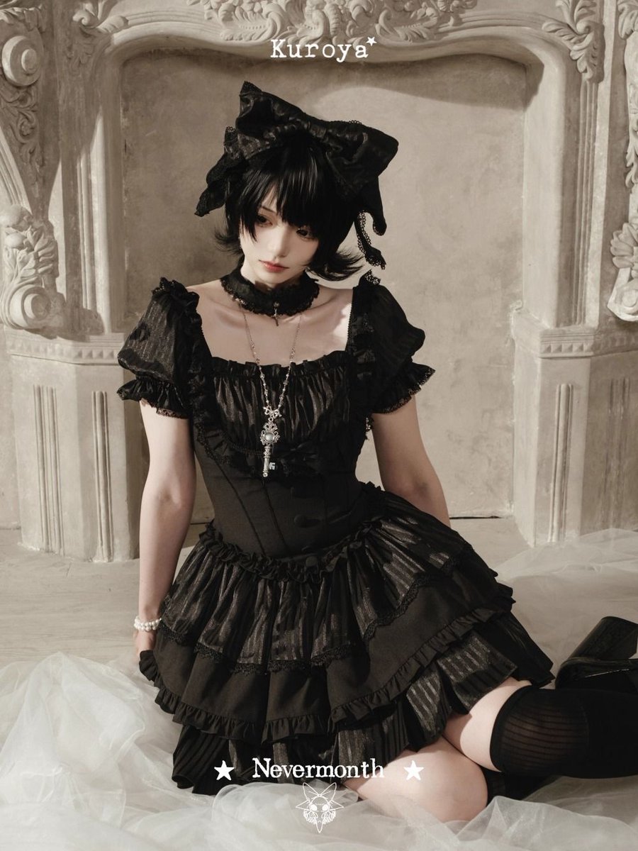 ManusxMachina's tweet image. 沈黙の秩序のコルセットワンピース 
manus-machina.com/collections/ne… 
ロココ調のエレガンスとゴシックロリィタの要素を掛け合わせたワンピース。全体はスクエアネック×ローウエストのショート丈ワンピースデザインで、3段重ねのスカート構造と、ふんだんに施されたフリルが繊細で可愛らしい印象を与えます。
