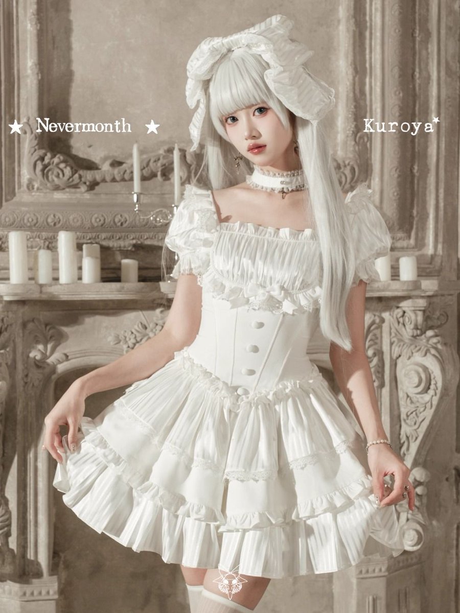 ManusxMachina's tweet image. 沈黙の秩序のコルセットワンピース 
manus-machina.com/collections/ne… 
ロココ調のエレガンスとゴシックロリィタの要素を掛け合わせたワンピース。全体はスクエアネック×ローウエストのショート丈ワンピースデザインで、3段重ねのスカート構造と、ふんだんに施されたフリルが繊細で可愛らしい印象を与えます。