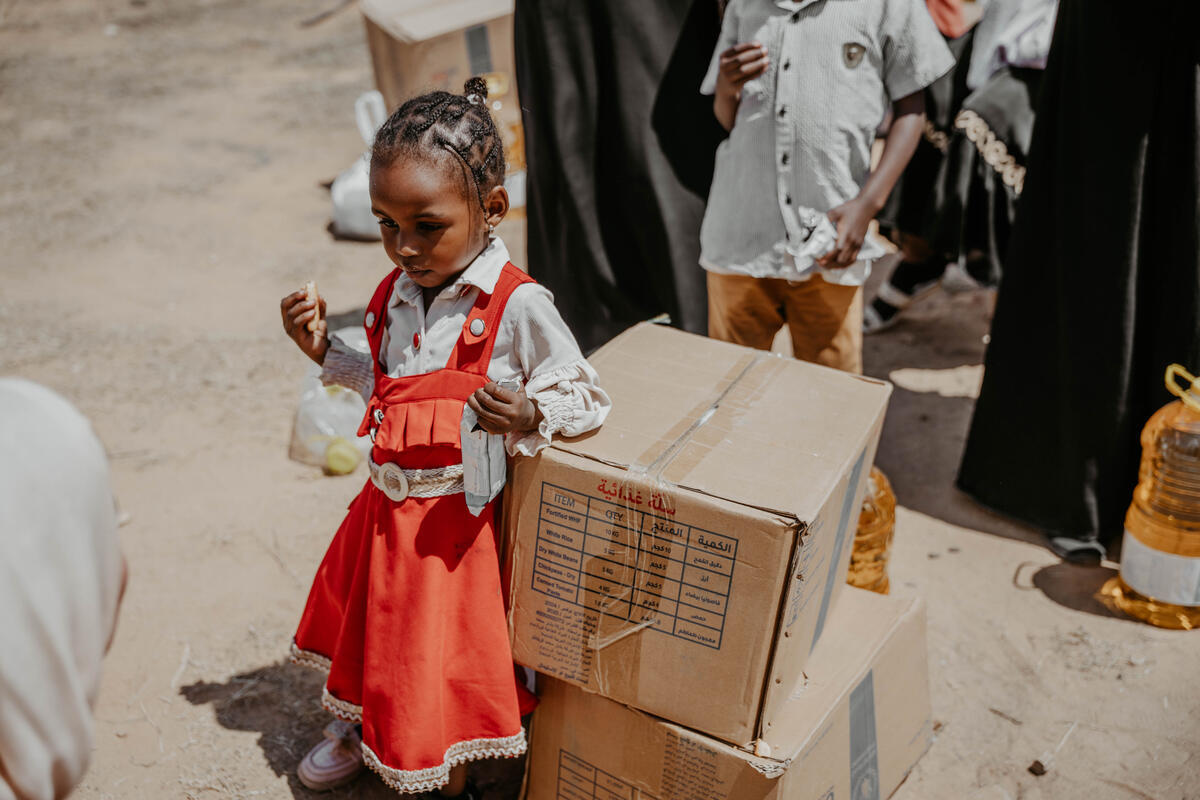 WFP_Arabic's tweet image. 📦يقدم برنامج الأغذية العالمي الطرود الغذائية إلى العائلات التي تأثرت بالنزاعات أو الكوارث.
كل طرد غذائي يُوزّع في منطقة #الشرق_الأوسط و #شمال_إفريقيا يحمل خلفه قراراً مؤلماً: من تُمنح له المساعدة، ومن يُترك دونها.
لأن التمويل اليوم لا يكفي إلا لنصف الاحتياجات.
نحتاج إلى الدعم