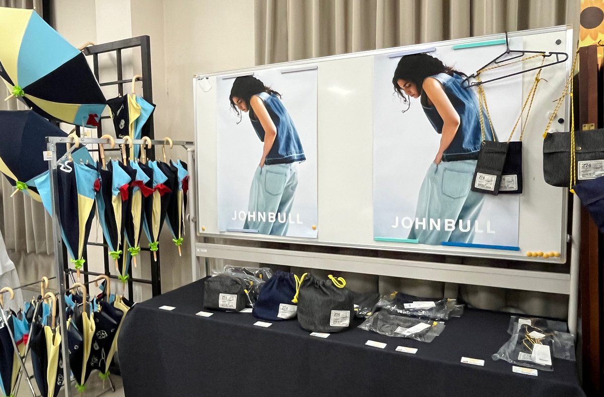 elmpc's tweet image. ふなっしーLAND備前長船店
地域コラボ商品
岡山といえばデニム
JOHNBULLコラボはあっという間に完売で、現在鋭意追加生産中。9月には間に合うように。
ふなっしー✖️I-iro Nubou コラボ
【岡山デニムのアップサイクル日傘】も人気です。ひとつひとつ表情が違う一点モノ。モデルさんもかわいいですね