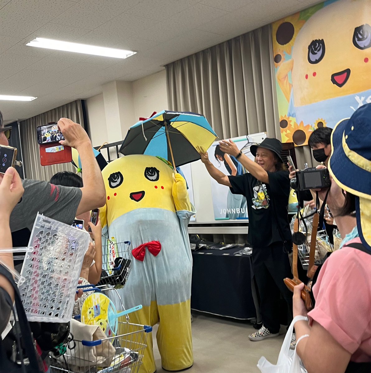 elmpc's tweet image. ふなっしーLAND備前長船店
地域コラボ商品
岡山といえばデニム
JOHNBULLコラボはあっという間に完売で、現在鋭意追加生産中。9月には間に合うように。
ふなっしー✖️I-iro Nubou コラボ
【岡山デニムのアップサイクル日傘】も人気です。ひとつひとつ表情が違う一点モノ。モデルさんもかわいいですね