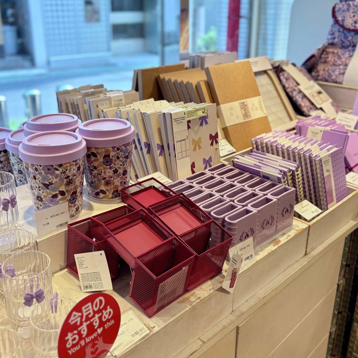 FlyingTiger_JP's tweet image. パープル＆リボンがテーマの文房具🎀💜 
大人ガーリーなデスクを演出するのにぴったりです💐