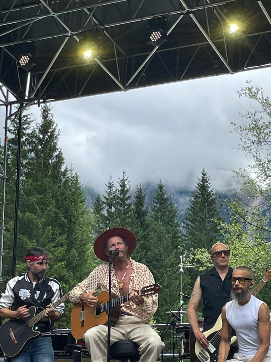 Un fantastico <a href="/lorenzojova/">Lorenzo Jovanotti</a> <a href="/jova/">jova</a> ieri ci ha riempito di energia ed emozioni. Incrociato giovedì d Osoppo lungo il suo percorso e ieri gli auguri per i miei 50 ma soprattutto per i tanti concerti da quando ne avevo 14