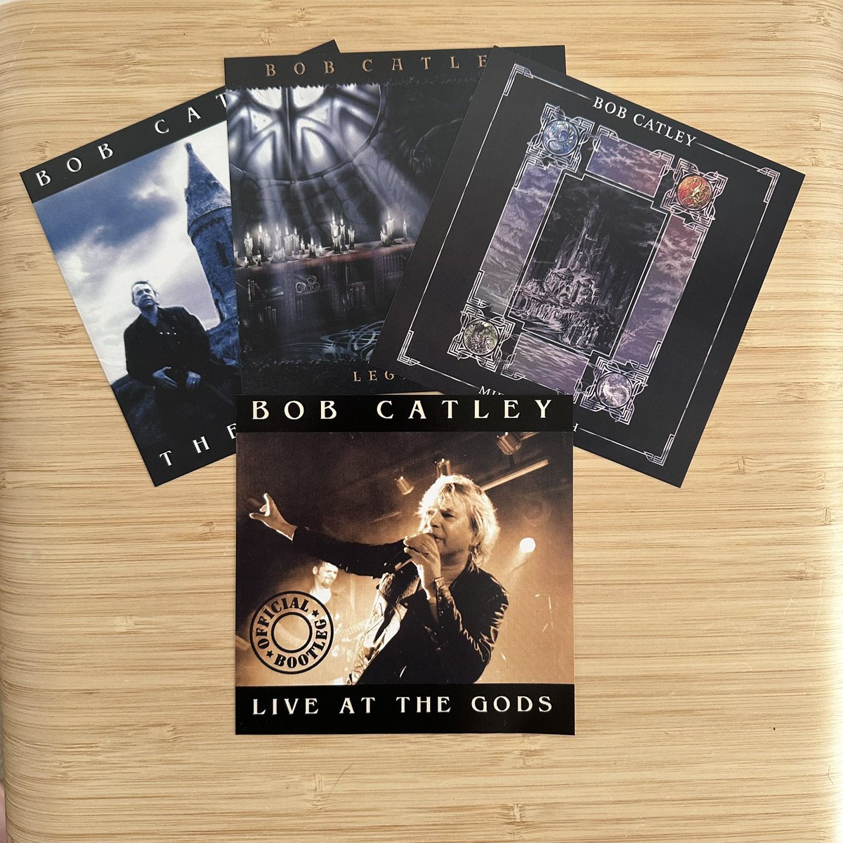 Bob Catley『Middle Earth』日本盤到着。1st〜3rdともに紙ジャケ仕様は日本盤のみ。購入特典のBoxは3作を収納できるだけでなく、『Live at the Gods』を含むオリジナルアートワークのレプリカも付属。オリジナルCDを持っていても買い直す価値はあると思います。 rubicon-music.com/archives/7869
