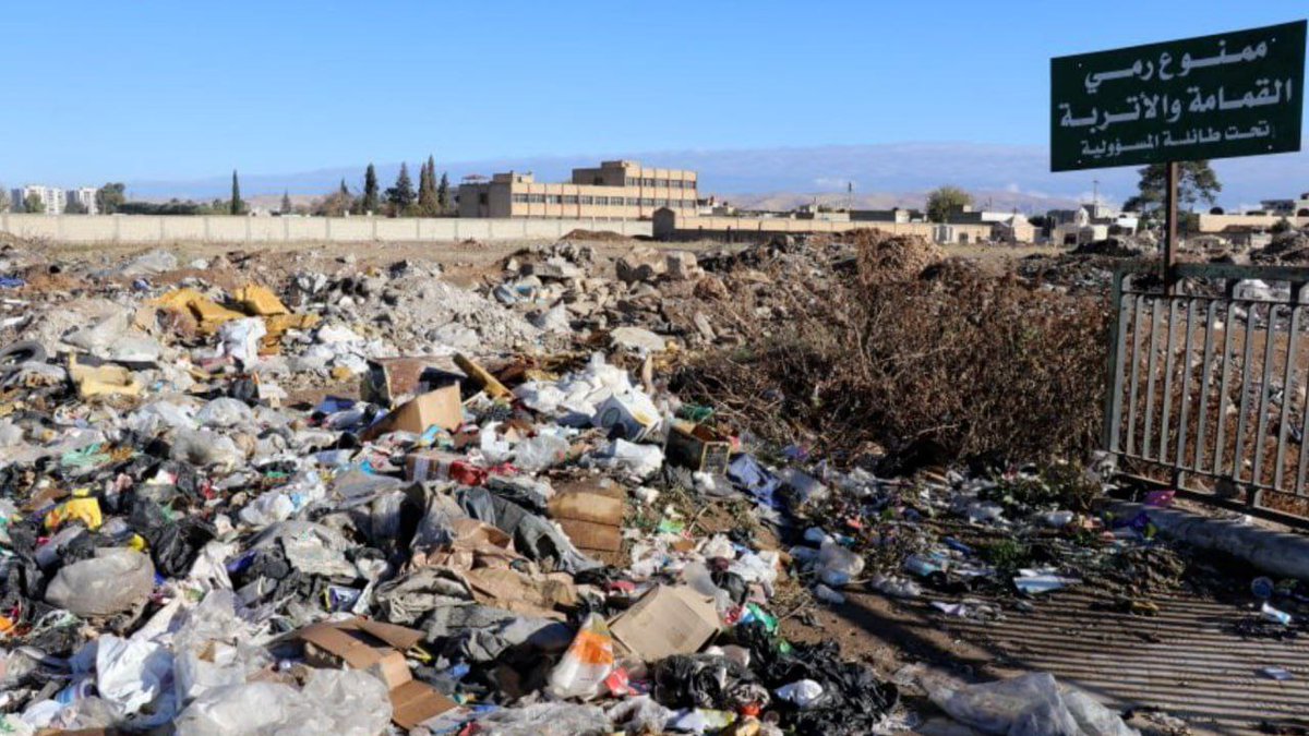 RojavaDijital's tweet image. 📍Qamişlo’da çöp sorununu çözecek imkanlar oluşturulamadı!
Qamişlo’da yaklaşık 1 milyon insan yaşıyor. Günlük ortalama 320 ton çöp çıkıyor. Halk belediyesi bünyesindeki 37 araçla bu yükü kaldırmaya çalışıyor. Ancak teknik ve personel yetersizliği sorunun çözümüne yetmiyor.