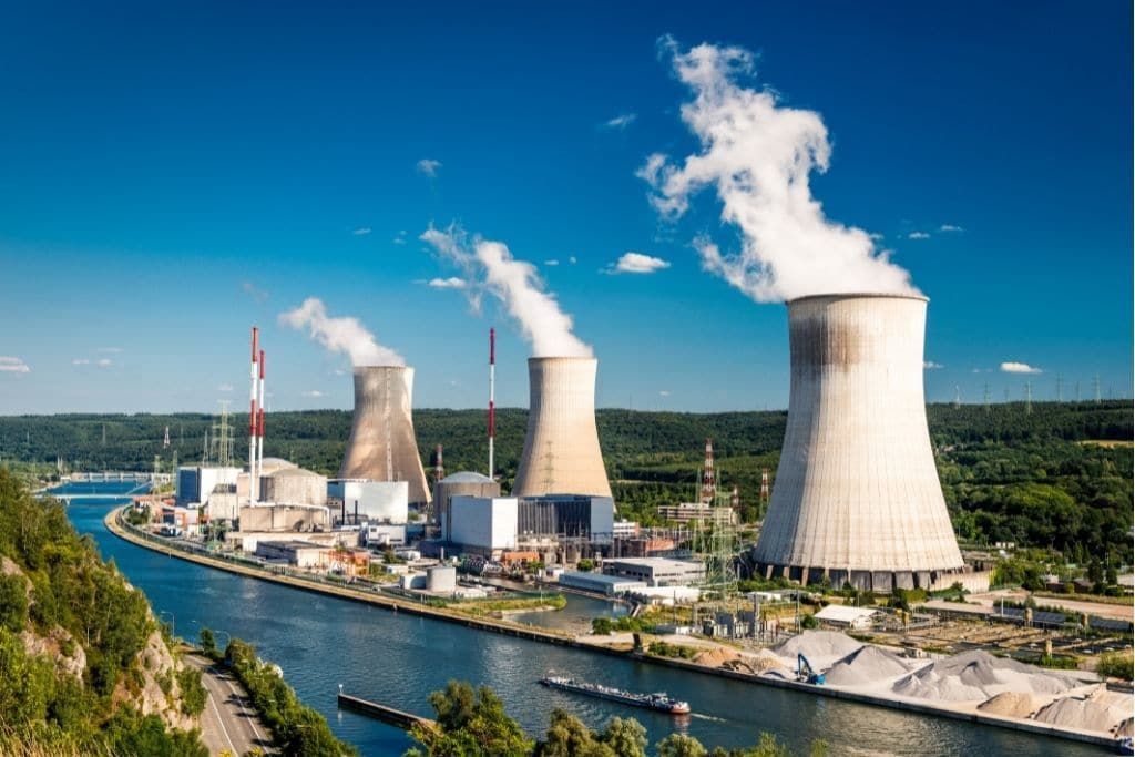 EkonomiRakyatMY's tweet image. Ketua Pengarah Agensi Tenaga Atom Antarabangsa (IAEA), Rafael Grossi berkata Singapura telah bersedia untuk menjana tenaga nuklear-nya sendiri, memandangkan negara itu telah mempunyai kepakaran teknologi dan kematangan institusi

Menurutnya, S&apos;pura boleh bekerjasama dengan…